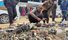 يبيع فلسطينيون موادًا مُستصلحة من أنقاض منازلهم المدمرة، بما في ذلك المعادن والخشب والأبواب ومستلزمات النظافة، في سوق للخردة بمنطقة المواصي في خان يونس جنوب قطاع غزة، في 27 أبريل/نيسان 2026 (صورة: طارق محمد)