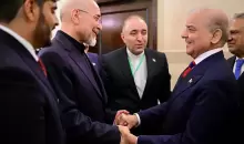 رئيس الوزراء الباكستاني شهباز شريف (يمين) وخلفه وزير الخارجية إسحاق دار وهما يحييان رئيس البرلمان الإيراني محمد باقر قاليباف (مواقع التواصل).webp