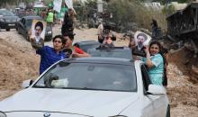 عائدون إلى الجنوب يعبرون جسر القاسمية المدمَّر بفعل غارات إسرائيلية ويحملون شعارات لـ«حزب الله» (إ.ب.أ).jpeg