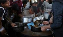 يتلقى فلسطينيون نازحون طعامًا من مطبخ خيري في مخيم النصيرات للاجئين وسط قطاع غزة، في 23 أبريل/نيسان 2026 (صورة: حسن الجديدي)
