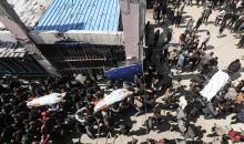 ينعى الفلسطينيون جثامين شهدائهم الفلسطينيين، الذين قُتلوا، بحسب مسعفين، في غارة جوية إسرائيلية ليلية، في مخيم البريج للاجئين الفلسطينيين، وسط قطاع غزة، في 11 أبريل/نيسان 2026. (صورة: معز صالحي)