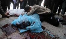وصلت جثامين أربعة فلسطينيين، بينهم طفل، إلى مستشفى الشفاء بعد مقتلهم إثر استهداف الجيش الإسرائيلي سيارة شرطة في شارع النفق بمدينة غزة في 14 أبريل/نيسان 2026. (صورة: بلال أسامة)