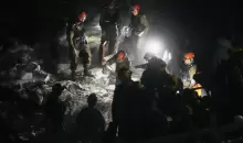 فرق الإنقاذ الإسرائيلية تعمل بين أنقاض مبنى بحيفا بحثا عن مفقودين بعد قصف صاروخي إيراني (أسوشيتد برس).webp