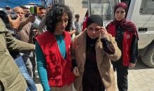 وصل اثنا عشر أسيرًا فلسطينيًا، بينهم امرأة، كانوا قد أُفرج عنهم من سجون الاحتلال الإسرائيلي، إلى مستشفى شهداء الأقصى في دير البلح، وسط قطاع غزة، في 15 أبريل/نيسان 2026، (صورة: أحمد إبراهيم)