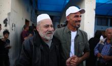 وصل أسرى فلسطينيون أفرج عنهم الجيش الإسرائيلي إلى مستشفى شهداء الأقصى في دير البلح، وسط قطاع غزة، في سيارات تابعة للجنة الدولية للصليب الأحمر، لإجراء فحوصات طبية. 26 أبريل/نيسان 2026. تصوير: هادي داود
