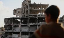 أطفال فلسطينيون يلعبون على أنقاض منازلهم التي دمرتها الغارات الجوية الإسرائيلية خلال الحرب، في حي الدرج شرق مدينة غزة، 21 أبريل/نيسان 2026. صورة: بلال أسامة