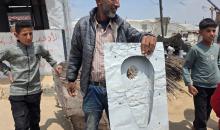 يبيع فلسطينيون موادًا مُستصلحة من أنقاض منازلهم المدمرة، بما في ذلك المعادن والخشب والأبواب ومستلزمات النظافة، في سوق للخردة بمنطقة المواصي في خان يونس جنوب قطاع غزة، في 27 أبريل/نيسان 2026 (صورة: طارق محمد)