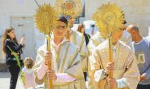 حضر مسيحيون أرثوذكس مقيمون في مدينة غزة، قداسًا في كنيسة القديس بورفيريوس احتفالًا بأحد الشعانين، الذي يُحيي ذكرى دخول السيد المسيح إلى القدس واستقبال الشعب له بأغصان النخيل، 5 أبريل/نيسان 2026. تصوير: هاشم زامو/apaimages