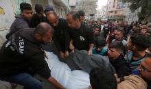 الفلسطينيون ينعون استشهاد مدنيين اثنين في هجوم إسرائيلي استهدف مجموعة من الأشخاص قرب مفترق بهلول في حي الشيخ رضوان، شمال مدينة غزة. ٢٤ أبريل/نيسان ٢٠٢٦. صورة: بلال أسامة