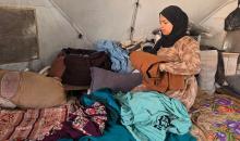 قبل أيام من موعد زفافها، فوجئت الشابة الفلسطينية أماني أبو سلمى بتلف جهازها بالكامل، بعد أن دمرت القوارض مقتنياتها داخل خيمتها في أحد مخيمات النزوح بمدينة خان يونس جنوب قطاع غزة.19 أبريل/نيسان 2026، (تصوير: طارق محمد )