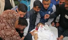 وصلت جثتا فلسطينيين اثنين إلى مجمع ناصر الطبي، بعد استشهادهما نتيجة استهداف وإطلاق نار من قبل الجيش الإسرائيلي في خان يونس جنوب قطاع غزة، في 13 أبريل/نيسان 2026. صورة: طارق محمد