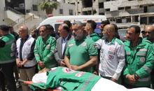 مشيعون فلسطينيون يودعون جثمان المسعف إبراهيم صقر خلال جنازته في مستشفى الشفاء بمدينة غزة في 29 أبريل/نيسان 2026. (صورة: بلال أسامة)