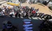ودّع فلسطينيون جثامين 5 مواطنين بينهم 3 أطفال في مستشفى الشفاء بمدينة غزة، وكانوا قد سقطوا ليلة أمس في غارة إسرائيلية بمنطقة بيت لاهيا شمال قطاع غزة. 23 أبريل/نيسان 2026. صورة: بلال أسامة