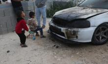 يقف فلسطينيون وسط آثار الدمار في قرية عورتا جنوب نابلس شمال الضفة الغربية، عقب هجوم نفذه مستوطنون إسرائيليون استهدف مركبات ومنازل المواطنين، مخلّفًا أضرارًا واسعة، وفق شهود عيان. 17 أبريل/نيسان 2026. تصوير: محمد ناصر.