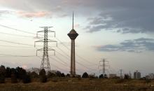 تُظهر هذه الصورة، التي التُقطت في 4 نيسان 2026، منظرًا لأبراج نقل الطاقة وبرج ميلاد عند غروب الشمس في طهران. (أ ف ب).jpeg