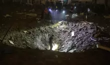 حفرة خلّفها الهجوم الإيراني على بيتح تكفا (الفرنسية).webp