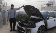 يقف فلسطينيون وسط آثار الدمار في قرية عورتا جنوب نابلس شمال الضفة الغربية، عقب هجوم نفذه مستوطنون إسرائيليون استهدف مركبات ومنازل المواطنين، مخلّفًا أضرارًا واسعة، وفق شهود عيان. 17 أبريل/نيسان 2026. تصوير: محمد ناصر.