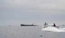 سفن وقارب في مضيق هرمز، قبالة سواحل محافظة مسندم العمانية، 12 نيسان 2026. (رويترز).jpeg