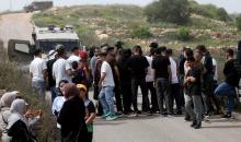 يحاول فلسطينيون الوصول إلى أراضيهم الزراعية في بلدة حلحول شمال الخليل جنوب الضفة الغربية، إلا أن الجيش الإسرائيلي يمنعهم من ذلك، وفق ما أفاد به شهود عيان،  17 أبريل/نيسان 2026. صورة: مأمون وزواز