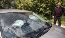 فلسطينيون يتفقدون سيارة بعد أن هاجم مستوطنون يهود عائلة أثناء سيرها في حقولها بقرية بيت إمرين، شمال نابلس في الضفة الغربية، في 11 أبريل/نيسان 2026. صورة: محمد ناصر