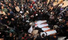 ودّع المشيّعون جثامين الفلسطينيين الذين سقطوا في غارة جوية إسرائيلية على مخيم الشاطئ للاجئين خلال جنازتهم في مدينة غزة في 15 أبريل/نيسان 2026.  صورة: بلال أسامة