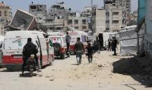 مشيعون فلسطينيون يودعون جثمان المسعف إبراهيم صقر خلال جنازته في مستشفى الشفاء بمدينة غزة في 29 أبريل/نيسان 2026. (صورة: بلال أسامة)