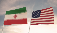 العلمين الأمريكي و الإيراني.png