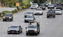 موكب دبلوماسي يسير على طريق بينما تستعد باكستان لاستضافة الولايات المتحدة وإيران لإجراء محادثات سلام، في إسلام آباد، باكستان، 10 نيسان 2026. (رويترز).jpeg