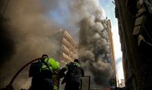 8 أبريل/نيسان 2026، بيروت، لبنان: يتصاعد الدخان من الضاحية الجنوبية لبيروت، معقل حزب الله الموالي لإيران، عقب موجة من الغارات الجوية الإسرائيلية المتزامنة (حقوق الصورة: © مروان نعماني/وكالة الأنباء الألمانية ZUMA Press/APA Images)