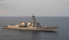 المدمرة يو إس إس بينكني (DDG 91) تجوب المياه الإقليمية لعمليات فرض الحصار الأميركي على الموانئ الإيرانية..jpeg