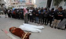 تجمع المشيعون لتوديع جثامين ثلاثة فلسطينيين في مستشفى الشفاء بمدينة غزة، في 30 أبريل/نيسان 2026. قُتل الثلاثة وأُصيب آخرون في غارة إسرائيلية استهدفت حي الزيتون، جنوب غزة. صورة: بلال أسامة