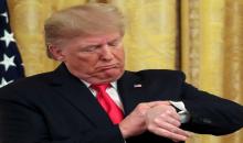 صورة أرشيفية: الرئيس الأميركي دونالد ترامب يتفقد ساعته خلال فعالية.6 نوفمبر/تشرين الثاني 2019. (رويترز)