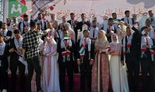 فلسطينيون يشاركون في حفل زفاف جماعي لخمسين عريساً فقدوا أفراداً من عائلاتهم خلال الحرب، ضمن مبادرة بعنوان أفراح رغم الجراح، في خان يونس، جنوب قطاع غزة. 26 أبريل/نيسان 2026، (تصوير: طارق محمد)