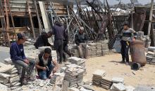 يبيع فلسطينيون موادًا مُستصلحة من أنقاض منازلهم المدمرة، بما في ذلك المعادن والخشب والأبواب ومستلزمات النظافة، في سوق للخردة بمنطقة المواصي في خان يونس جنوب قطاع غزة، في 27 أبريل/نيسان 2026 (صورة: طارق محمد)