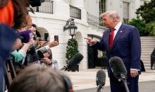 الرئيس الأميركي دونالد ترامب يشير بيده أثناء حديثه مع الصحفيين في البيت الأبيض بواشنطن العاصمة. الولايات المتحدة. 8 أيار 2026. (رويترز).jpeg