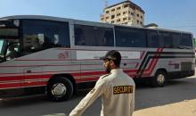 يغادر مرضى وجرحى فلسطينيون، برفقة عائلاتهم، مركزًا تابعًا للهلال الأحمر الفلسطيني في خان يونس، جنوب قطاع غزة، متجهين نحو معبر رفح في 30 أبريل/نيسان 2026.(طارق محمد)