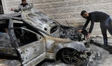 فلسطينيون يتفقدون مركبات وممتلكات أُحرقت وتضررت في هجوم لمستوطنين إسرائيليين خلال الليل في بلدة حلحول، شمال الخليل بالضفة الغربية المحتلة، في 20 أيار/ مايو 2026. تصوير: مأمون وزواز.