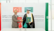 وزير النقل السعودي صالح الجاسر مع نظيره التركي عبد القادر أورال أوغلو خلال توقيع مذكرة تفاهم بالرياض (واس).webp