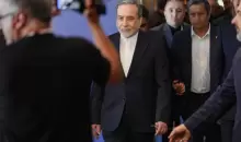 وزير الخارجية الإيراني عباس عراقجي يحضر اجتماعا رباعيا يضم الولايات المتحدة وإيران وباكستان وقطر في سويسرا (رويترز).webp