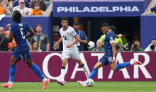 المنتخب الفرنسي يتغلّب على نظيره العراقي بثلاثية ويبلغ دور الـ32.png
