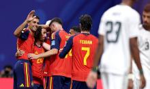لاعبو إسبانيا يحتفلون بالهدف الرابع (Getty Images).jpg
