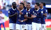 مبابي يحتفل مع زملائه بهدفه الثاني والثالث لمنتخب بلاده (Gettyimages).jpg