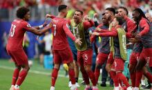 رونالدو ولاعبي منتخب البرتغال خلال الاحتفال بالهدف الأول (Getty Images).jpg