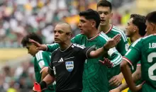 يحتج لاعبو المنتخب المكسيكي لدى الحكم البرازيلي ويلتون سامبايو بعد إشهاره البطاقة الحمراء في وجه المدافع سيزار مونتيس (أ.ب).webp