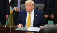 الرئيس الأمريكي دونالد ترمب يتحدث قبل توقيع أمر تنفيذي في المكتب البيضاوي بالبيت الأبيض في واشنطن العاصمة، اليوم (الفرنسية).webp