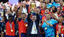 لويس دي لا فوينتي، مدرب المنتخب الإسباني يرفع كأس العالم إلى جانب لاعبي الفريق احتفالاً بالفوز باللقب. 19 تموز 2026. (رويترز).jpg