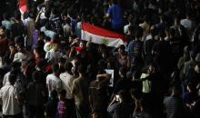 فلسطينيون يتابعون عبر شاشة عرض عامة في مدينة غزة مباراة مصر وأستراليا ضمن دور الـ32 من كأس العالم، في 3 يوليو/تموز 2026، وسط التحديات الإنسانية المستمرة في القطاع.  صورة: بلال أسامة