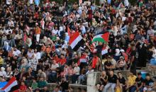 يتابع فلسطينيون بثًا مباشرًا لمباراة دور الـ16 من بطولة كأس العالم لكرة القدم بين مصر والأرجنتين في مدينة نابلس بالضفة الغربية، يوم الثلاثاء 7 يوليو/تموز 2026. (صورة: محمد ناصر)