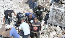 آليات ثقيلة ومسعفون يبحثون بين أنقاض الغارة الإسرائيلية على دير الزهراني (Getty Images).jpg