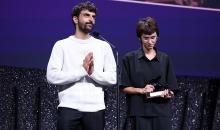 المخرجان الإسرائيليان للفيلم أثناء تسلمهما جائزة لجنة التحكيم الخاصة (Gettyimages).jpg